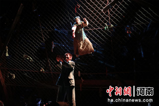  图)(为)(“只)(有)(河)(南)(·戏)(剧)(幻)(城)(”的)(实)(景)(演)(出)(。 阚)(力)( 摄)(