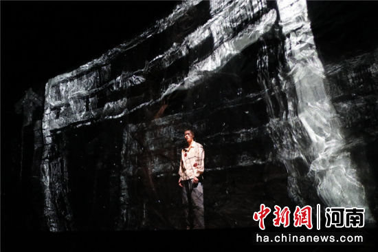  图)(为)(“只)(有)(河)(南)(·戏)(剧)(幻)(城)(”车)(站)(剧)(场)(的)(演)(出)(。阚)(力)( 摄)(
