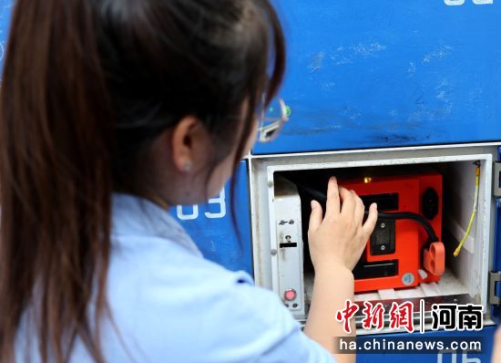 图为万洋工作人员在锂电池快速换电站检查设备。王中举 摄 图为万洋工作人员在锂电池快速换电站检查设备。王中举 摄