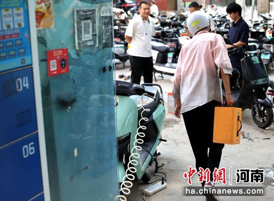 图为跑腿骑手在万洋锂电池快速换电站更换电池。王中举 摄 图为跑腿骑手在万洋锂电池快速换电站更换电池。王中举 摄