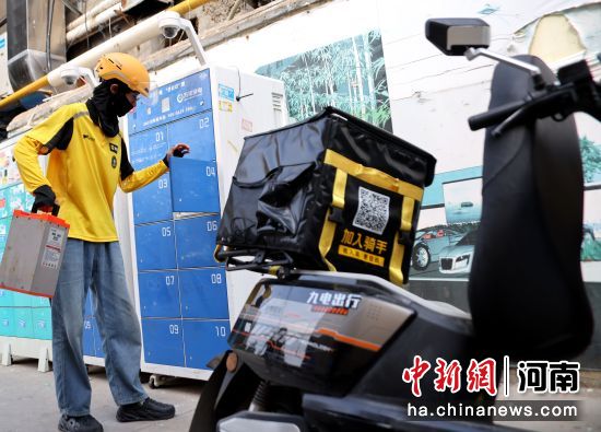 图为跑腿骑手在万洋锂电池快速换电站更换电池。王中举 摄 图为跑腿骑手在万洋锂电池快速换电站更换电池。王中举 摄