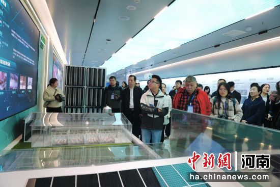 图为两岸媒体人参观内乡县农牧装备园。王佳宁 摄 图为两岸媒体人参观内乡县农牧装备园。王佳宁 摄