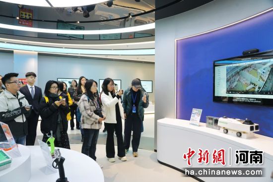 图为两岸媒体人了解智能化农牧装备。王佳宁摄 图为两岸媒体人了解智能化农牧装备。王佳宁摄