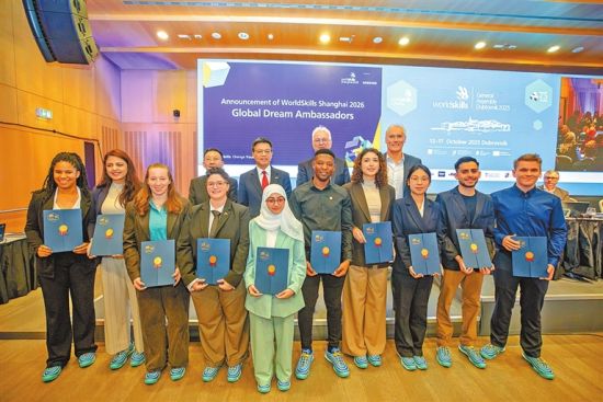 在2025年世界技能组织全体成员大会上,20岁的鲁静怡(前排右三)作为亚洲代表接过“上海世赛全球技能梦想大使”的聘书。受访者供图 在2025年世界技能组织全体成员大会上,20岁的鲁静怡(前排右三)作为亚洲代表接过“上海世赛全球技能梦想大使”的聘书。受访者供图