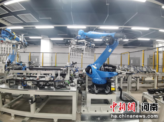 图为富储科能生产基地产品生产线。陈贵洋 摄 图为富储科能生产基地产品生产线。陈贵洋 摄