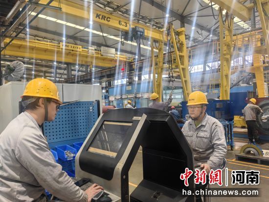 图为工人在生产一线作业中。刘鹏 摄 图为工人在生产一线作业中。刘鹏 摄