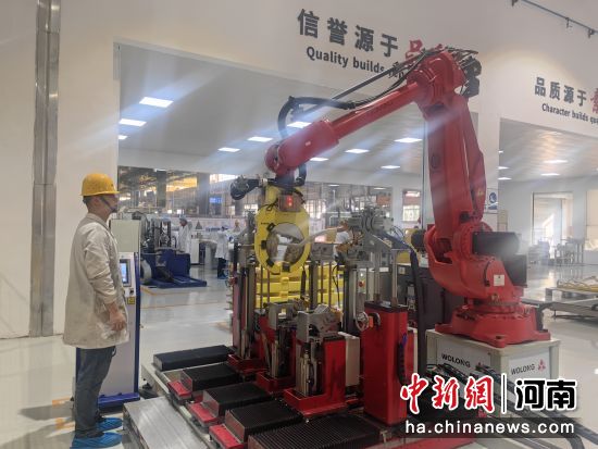 图为工人在生产一线作业中。刘鹏 摄 图为工人在生产一线作业中。刘鹏 摄
