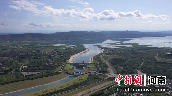 图为航拍镜头里的南水北调中线工程渠首。(无人机照片)杨浩 摄 图为航拍镜头里的南水北调中线工程渠首。(无人机照片)杨浩 摄