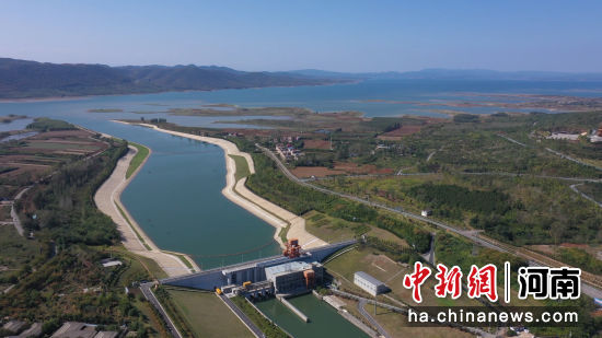 图为航拍镜头里的南水北调中线工程渠首。(无人机照片)杨浩 摄 图为航拍镜头里的南水北调中线工程渠首。(无人机照片)杨浩 摄