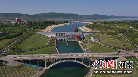 图为航拍镜头里的南水北调中线工程渠首。(无人机照片)杨浩 摄 图为航拍镜头里的南水北调中线工程渠首。(无人机照片)杨浩 摄