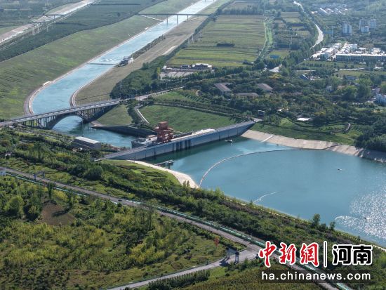 图为航拍镜头里的南水北调中线工程渠首。(无人机照片)邹雄 摄 图为航拍镜头里的南水北调中线工程渠首。(无人机照片)邹雄 摄