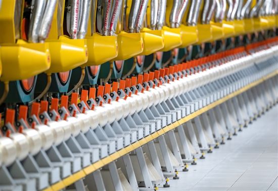 新乡化纤车间内机器正在运转。 新乡化纤车间内机器正在运转。