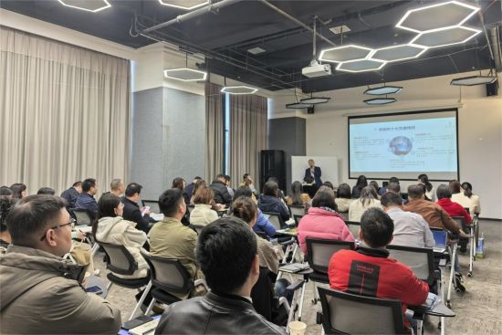 图为培训现场。 图为培训现场。