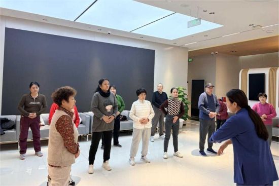 图为八段锦养生体验活动现场。 图为八段锦养生体验活动现场。