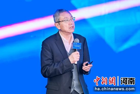 图为华夏新供给经济学研究院创始院长、财政部原财政科学研究所所长贾康发表主旨演讲。 张楠 摄 图为华夏新供给经济学研究院创始院长、财政部原财政科学研究所所长贾康发表主旨演讲。 张楠 摄