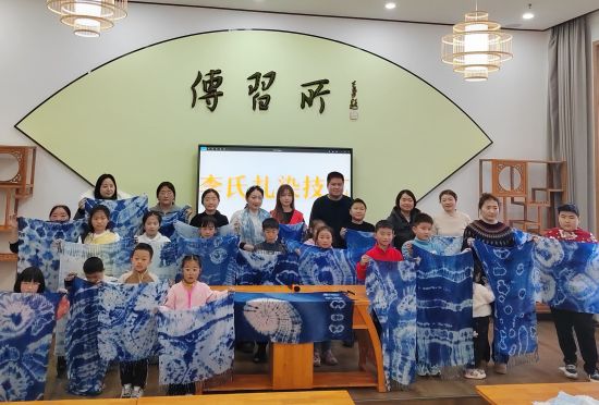 图为市民展示扎染作品。 图为市民展示扎染作品。