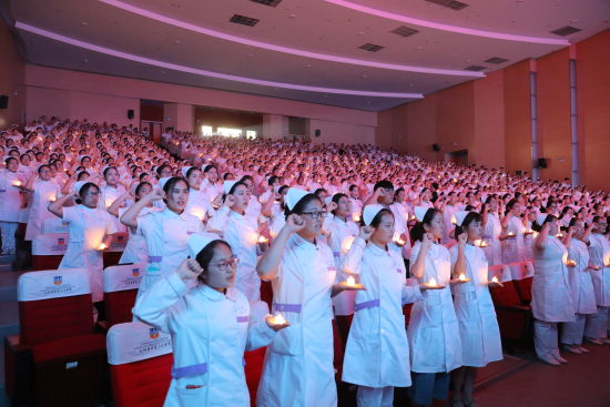 图为护理学院授帽仪式暨健康教育大赛现场。 图为护理学院授帽仪式暨健康教育大赛现场。