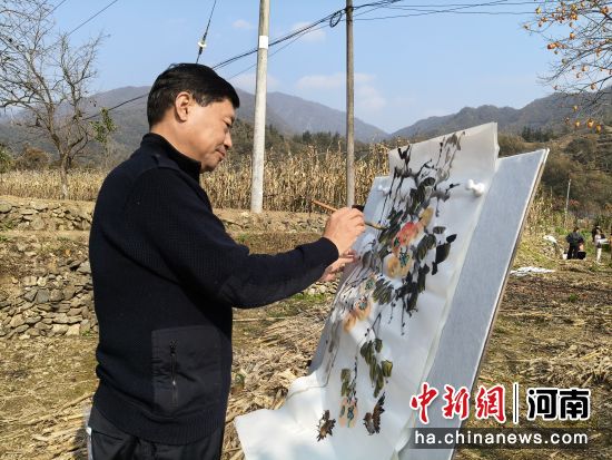 图为书画家在创作柿子主题书画作品。 图为书画家在创作柿子主题书画作品。