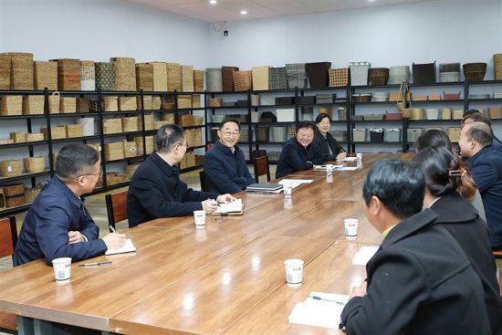 11月9日,省委书记刘宁到开封市兰考县东坝头镇张庄村,宣讲党的二十届四中全会精神,与基层党员干部群众座谈交流。记者 董亮 蔡迅翔 摄 11月9日,省委书记刘宁到开封市兰考县东坝头镇张庄村,宣讲党的二十届四中全会精神,与基层党员干部群众座谈交流。记者 董亮 蔡迅翔 摄