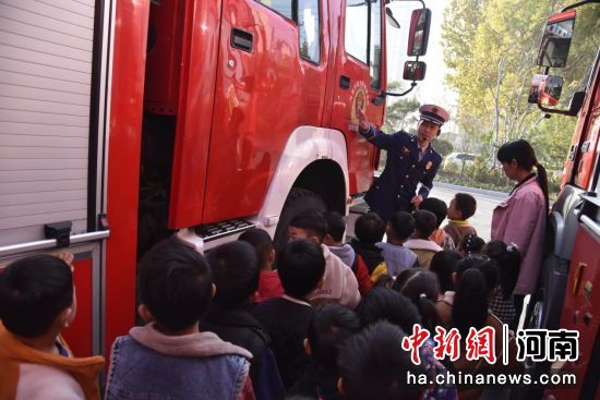 ͼΪѧ���ڲι���������