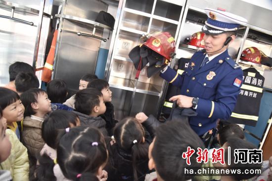 ͼΪ����Ա�ڽ����������ġ�