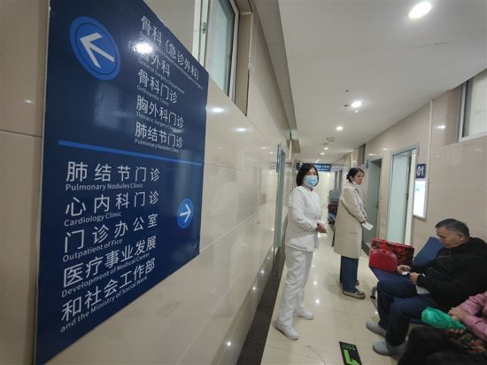郑州一家医院的肺结节门诊外候诊的患者。 郑州一家医院的肺结节门诊外候诊的患者。