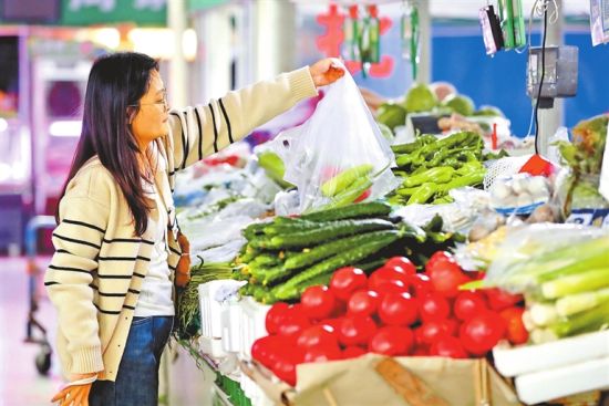 11月11日,市民在郑州市五州菜市场选购蔬菜。记者 王铮 摄 11月11日,市民在郑州市五州菜市场选购蔬菜。记者 王铮 摄