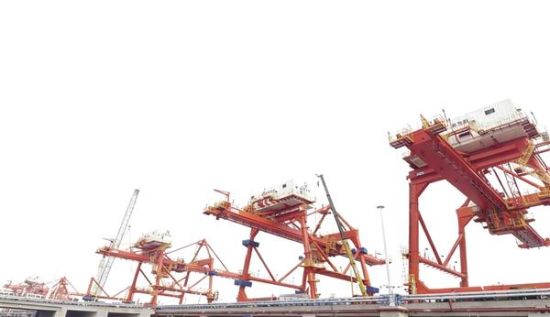 港机设备安装现场。 港机设备安装现场。