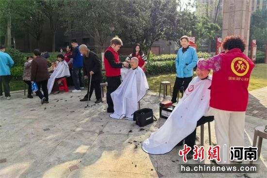 图为志愿者在为老人理发。谢意 摄 图为志愿者在为老人理发。谢意 摄