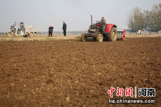 ͼΪũ����ʻ���������ֶ�С�� ����� ��