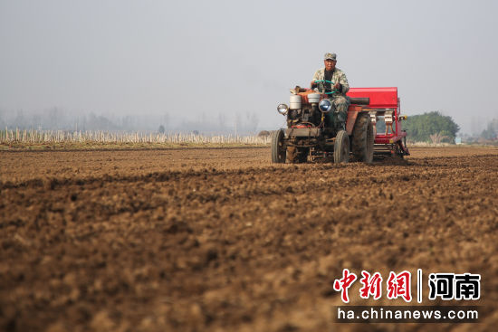 ͼΪũ����ʻ���������ֶ�С�� ����� ��