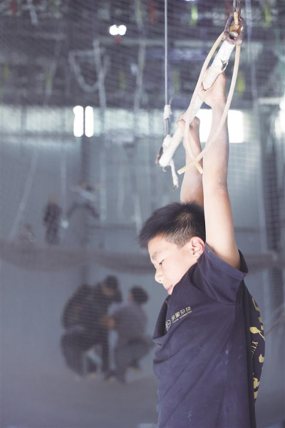 图为孩子们在练习杂技。 图为孩子们在练习杂技。