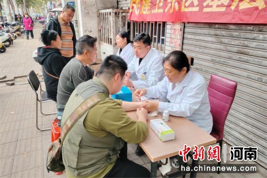 图为义诊活动现场。 图为义诊活动现场。