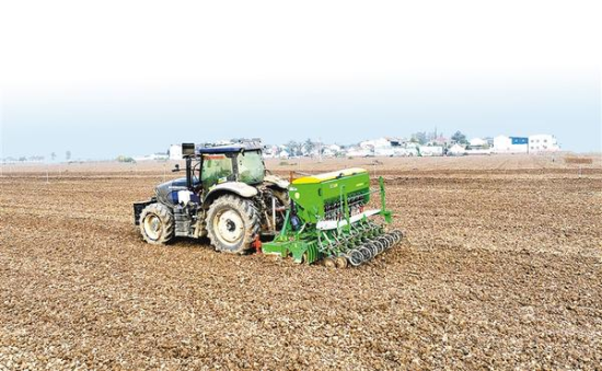 图为郸城县利用北斗导航播种机进行麦播作业。 图为郸城县利用北斗导航播种机进行麦播作业。