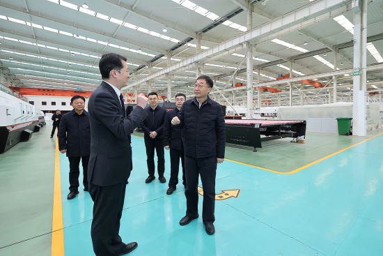 十一月十七日,省委书记刘宁到位于新安县的洛阳北玻高端装备产业有限公司,调研先进制造业发展情况。记者董亮蔡迅翔摄 十一月十七日,省委书记刘宁到位于新安县的洛阳北玻高端装备产业有限公司,调研先进制造业发展情况。记者董亮蔡迅翔摄