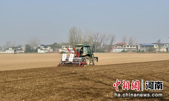 图为播种机在开展作业。 图为播种机在开展作业。