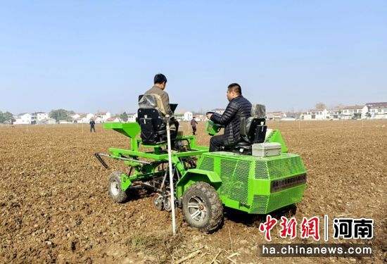 种植大户使用精播机在试验田播种冬小麦。(徐松 摄) 种植大户使用精播机在试验田播种冬小麦。(徐松 摄)