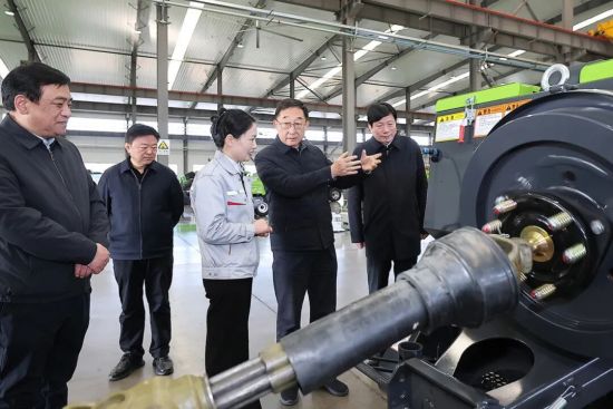 十一月十九日,省委书记刘宁到位于新乡市获嘉县的花溪科技股份有限公司,调研农机装备制造产业集群发展情况。记者 董亮 蔡迅翔 摄 十一月十九日,省委书记刘宁到位于新乡市获嘉县的花溪科技股份有限公司,调研农机装备制造产业集群发展情况。记者 董亮 蔡迅翔 摄