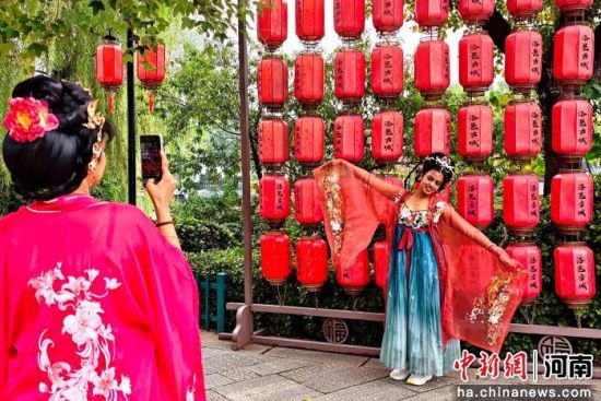 ͼΪ��װ���������ο͡��򿨡����ա���ʿ�� ��