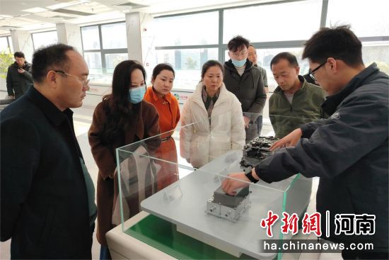 图为调研组在半导体产业园进行考察。 图为调研组在半导体产业园进行考察。