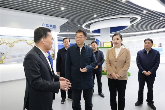 11月22日至23日,省委书记刘宁到信阳市固始县华阳长青投资有限公司,调研绿色低碳循环经济发展情况。记者 董亮 蔡迅翔 摄 11月22日至23日,省委书记刘宁到信阳市固始县华阳长青投资有限公司,调研绿色低碳循环经济发展情况。记者 董亮 蔡迅翔 摄