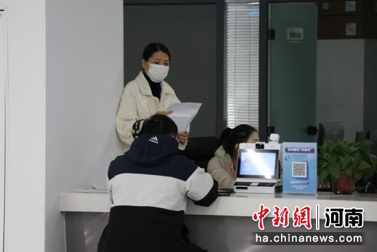 图为市民在窗口办理业务。李海珠 摄 图为市民在窗口办理业务。李海珠 摄