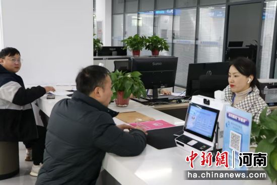 图为市民在办理业务。李海珠 摄 图为市民在办理业务。李海珠 摄