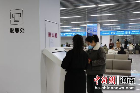 图为办理业务的市民自助取号。李海珠 摄 图为办理业务的市民自助取号。李海珠 摄