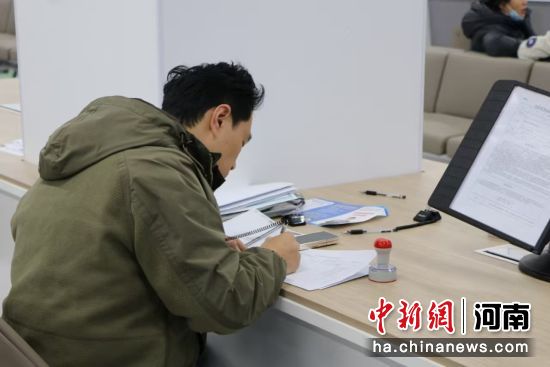 图为市民填写表格。李海珠 摄 图为市民填写表格。李海珠 摄