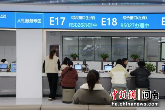 图为市民排队等候办理业务。李海珠 摄 图为市民排队等候办理业务。李海珠 摄