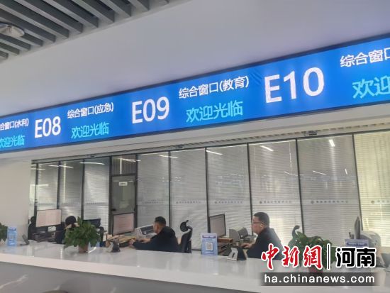 图为工作人员正在接听热线电话。刘鹏 摄 图为工作人员正在接听热线电话。刘鹏 摄