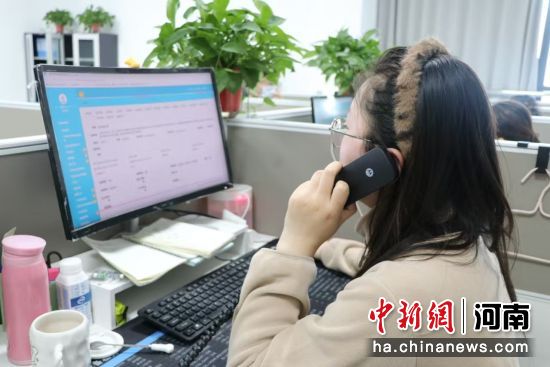图为工作人员正在接听热线电话。刘鹏 摄 图为工作人员正在接听热线电话。刘鹏 摄