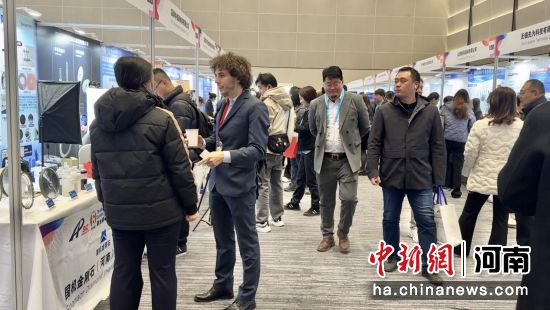 图为碳化硅及相关材料展览展示现场。田晓薇 摄 图为碳化硅及相关材料展览展示现场。田晓薇 摄