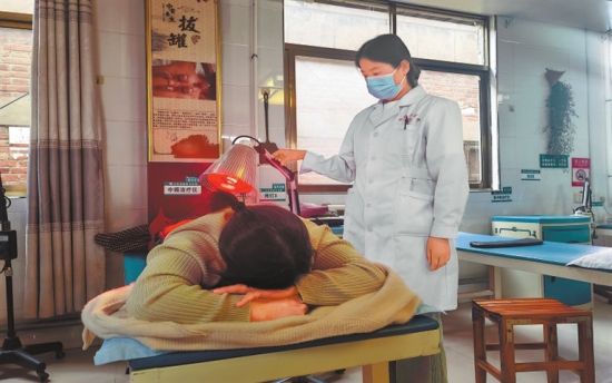 兰考县南彰卫生院中西医结合科医生正在为患者治疗。李晓敏 摄 兰考县南彰卫生院中西医结合科医生正在为患者治疗。李晓敏 摄